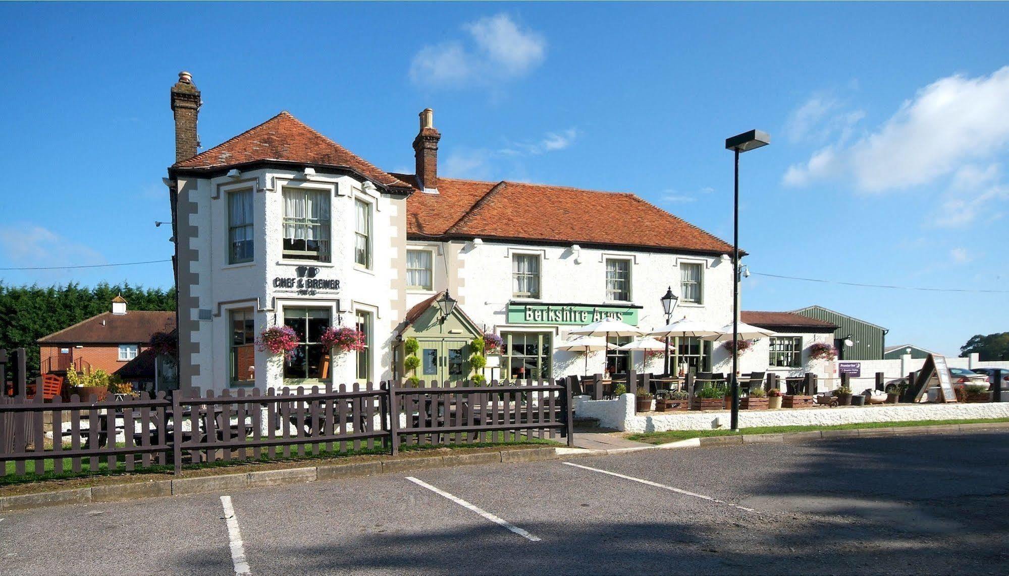 Berkshire Arms By Chef & Brewer Collection Hotel Midgham Exterior foto